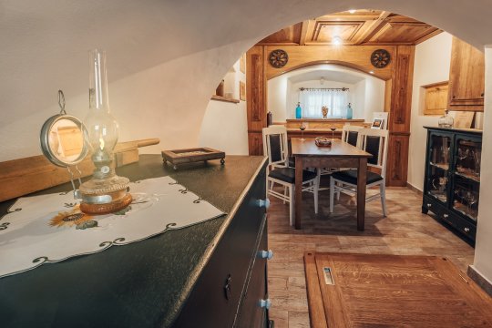 Vorraum mit Weinstube, Kellereintritt und Treppen in den ersten Stock