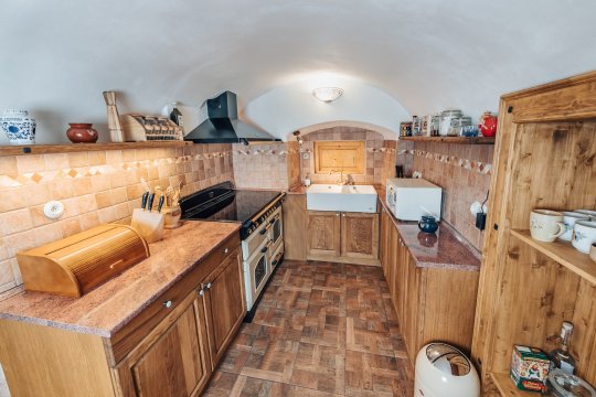 Küche mit Fensterblick in die Weinstube