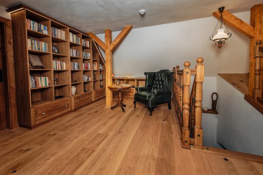 Raum mit Bibliothek in dem 1. Stock