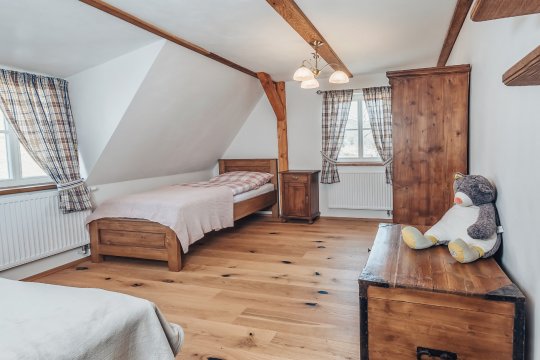 Rosa Zimmer im ersten Stock mit Blick auf den Hang und den Wald